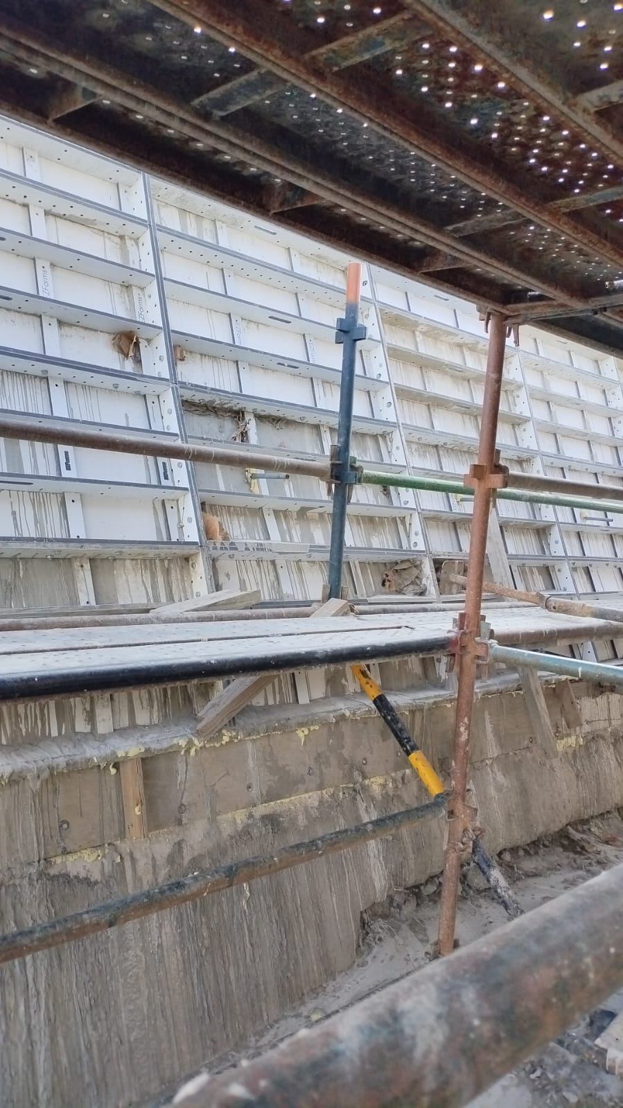 Formwork and scaffold on the retaining wall
